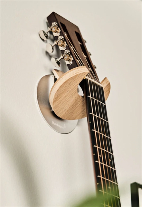 OPENHAGEN HangWithMe Dekorativ guitar holder OAK